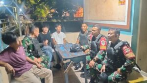 Babinsa Koramil 04/Pulogadung dan Komduk Gelar Patroli Malam, Wujudkan Rawamangun yang Aman dan Kondusif