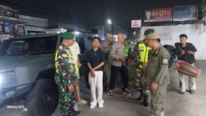 Cegah Kerawanan Sejak Dini, Babinsa Koramil 05/Bantar Gebang Intensif Pantau Wilayah Lewat Patroli Malam