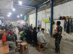 Nobar Piala Dunia Jadi Ajang Pererat Kebersamaan, Babinsa Koramil 05/Bantar Gebang Makin Dekat dengan Warga