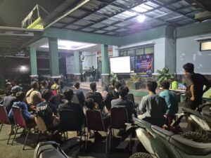 Pecah dalam Canda dan Sorak, Nobar Gembira Koramil 02/Pondok Gede Bersama Warga Pererat Kebersamaan TNI dan Rakyat