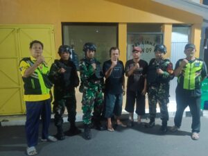 Babinsa Koramil 08/Duren Sawit Bersama Komduk Perkuat Patroli Malam