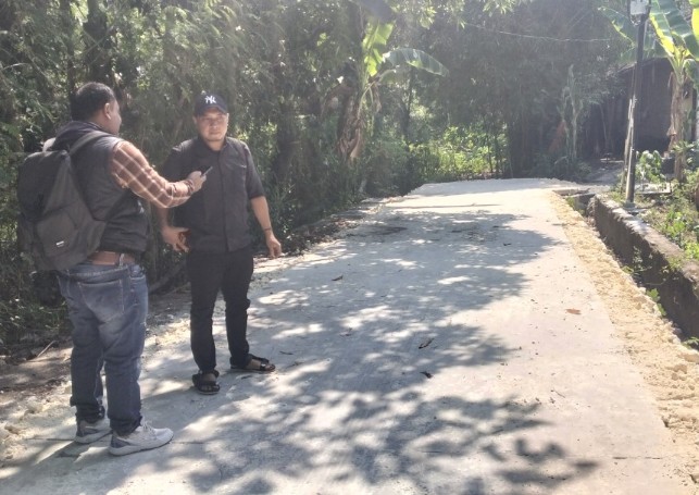 Foto: Sekertaris Desa panjunan Eka Prasetya saat di lokasi proyek jalan rigid beton