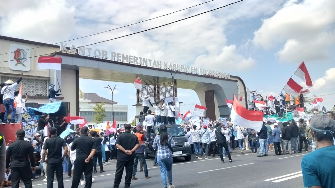 Foto: Pendemo damai MBG didepan gedung DPRD kabupaten Bojonegoro