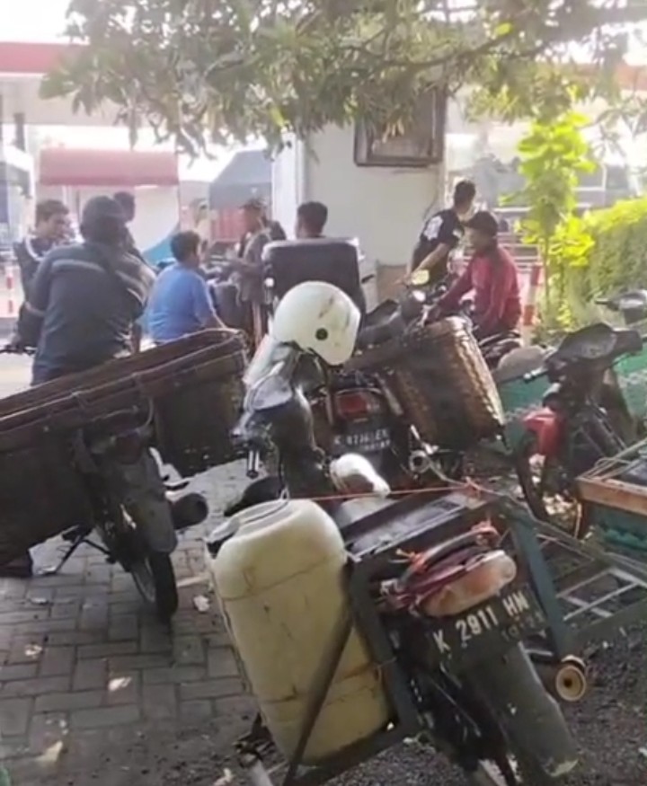 Foto: Petani yang antre mengisi BBM di SPBU Kedungtuban, Blora Jawa Tengah (ist).