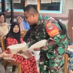 Tak Sekedar Menjaga Wilayah, Babinsa Jatiraden Hadir Menguatkan Warga Lewat Aksi Berbagi