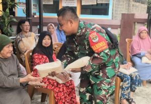 Tak Sekedar Menjaga Wilayah, Babinsa Jatiraden Hadir Menguatkan Warga Lewat Aksi Berbagi