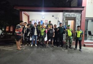 Hadir di Tengah Malam, Babinsa Koramil 04/Jati Asih Pastikan Wilayah Tetap Aman dan Kondusif
