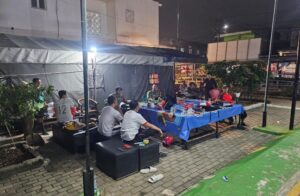 Babinsa Koramil 03/Pasar Rebo–Ciracas Bersama Warga Gelar Patroli/Siskamling Perkuat Keamanan Lingkungan