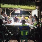 Langkah Pasti Babinsa Koramil 02/Pondok Gede Menjaga Malam Tetap Aman di Lingkungan Warga