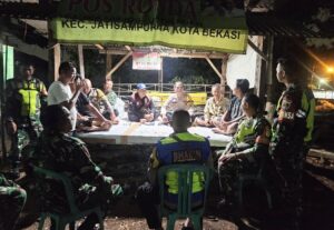 Langkah Pasti Babinsa Koramil 02/Pondok Gede Menjaga Malam Tetap Aman di Lingkungan Warga