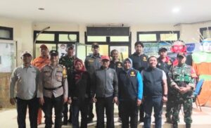 Babinsa Koramil 05/Kramatjati-Makasar dan Komponen Warga Gelar Patroli Siskamling, Perkuat Keamanan Wilayah Kramatjati