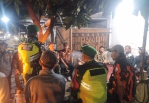 Pengamanan Wilayah Tanpa Henti, Babinsa Koramil 03/Teluk Pucung Hadir di Tengah Malam