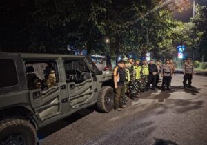 Pengamanan Wilayah Tanpa Henti, Babinsa Koramil 01/Kranji Hadir Untuk Masyarakat di Tengah Malam