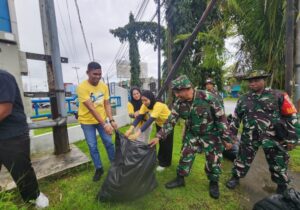 Semangat Gotong Royong, Kodim 1710/Mimika Bersihkan Lingkungan Bersama Masyarakat