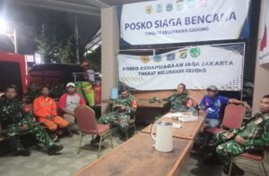Babinsa Koramil 03/Ps.Rebo-Ciracas Bersama Tiga Pilar dan Warga Perkuat Patroli Malam