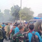 Kesigapan Denmadam Jaya Kerahkan Mobil Water Tank Padamkan Api Saat Aksi Demo di Depan UKI