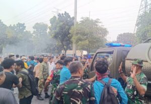 Kesigapan Denmadam Jaya Kerahkan Mobil Water Tank Padamkan Api Saat Aksi Demo di Depan UKI