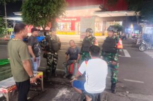 Babinsa, FKDM dan Warga Gelar Patroli Malam di Duren Sawit