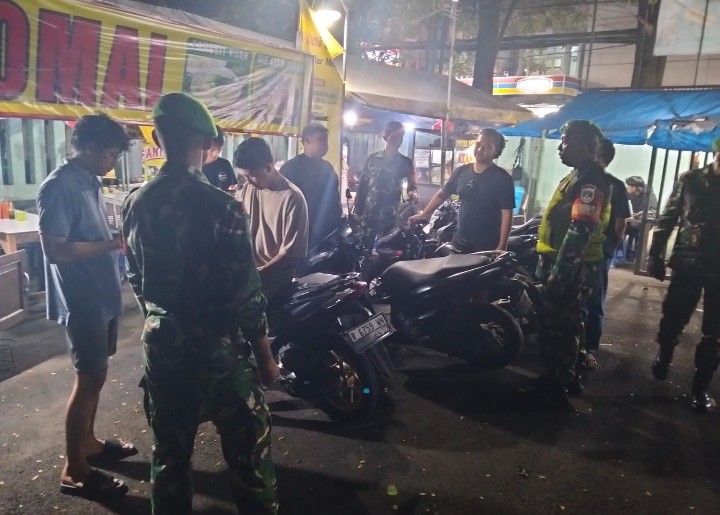 Koramil 01/Kranji Perkuat Sinergi Keamanan Melalui Patroli Rutin Malam Hari