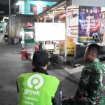Korem 051/Wijayakarta Bersama Warga Nobar Piala Dunia 2026 di Pangkalan Ojek Jababeka