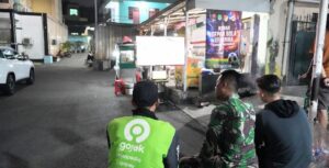 Korem 051/Wijayakarta Bersama Warga Nobar Piala Dunia 2026 di Pangkalan Ojek Jababeka