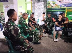 Babinsa Koramil 06/Cakung Laksanakan Patroli dan Siskamling, Ciptakan Rasa Aman di Malam Minggu