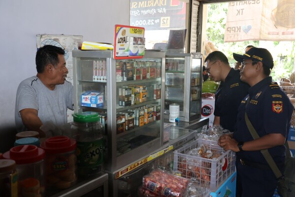 Foto: Operasi gabungan Perangi Barang Kena Cukai Ilegal, Tim Gabungan Sisir Toko-Toko di Baureno(ist)