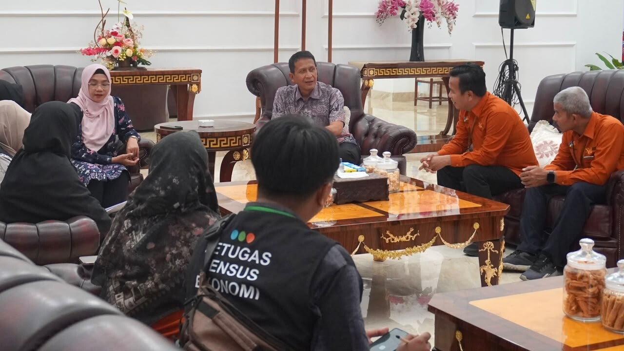 Foto: Bupati Bojonegoro Setyo Wahono bersama istrinya, Cantika Wahono menerima kunjungan petugas Badan Pusat Statistik (BPS) dirumah dinasnya.