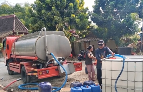 Warga Desa Terdampak Kemarau Bersyukur, Pemkab Bojonegoro Terus Salurkan Bantuan Air Bersih (ist)