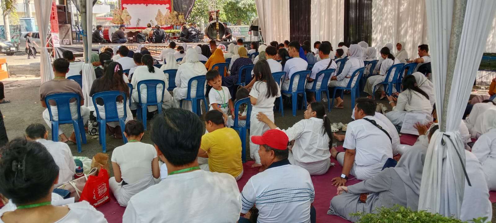Foto: Prosesi Ruwatan Massal Festival Joko Dolog Surabaya 2026 di Cagar Budaya Arca Joko Dolog yang diikuti 97 peserta dengan ritual Pradaksina.
