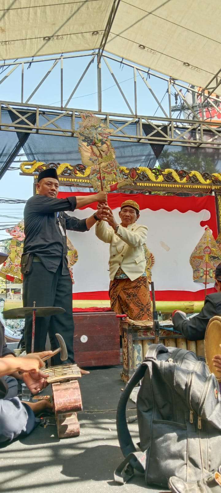 Foto: Prosesi Ruwatan Massal Festival Joko Dolog Surabaya 2026 di Cagar Budaya Arca Joko Dolog yang diikuti 97 peserta dengan ritual Pradaksina.
