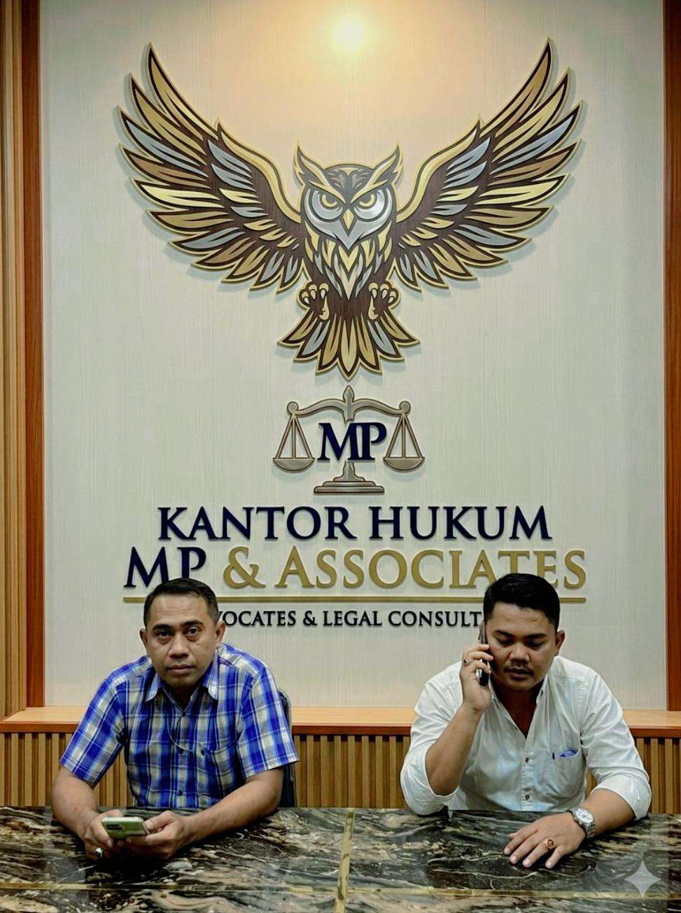 Foto: Ketua Divisi Hukum MP & Associates bersama Ketua Umum Marmoyo Community menyampaikan klarifikasi terkait dugaan penyalahgunaan nama lembaga dalam pendampingan hukum di Surabaya