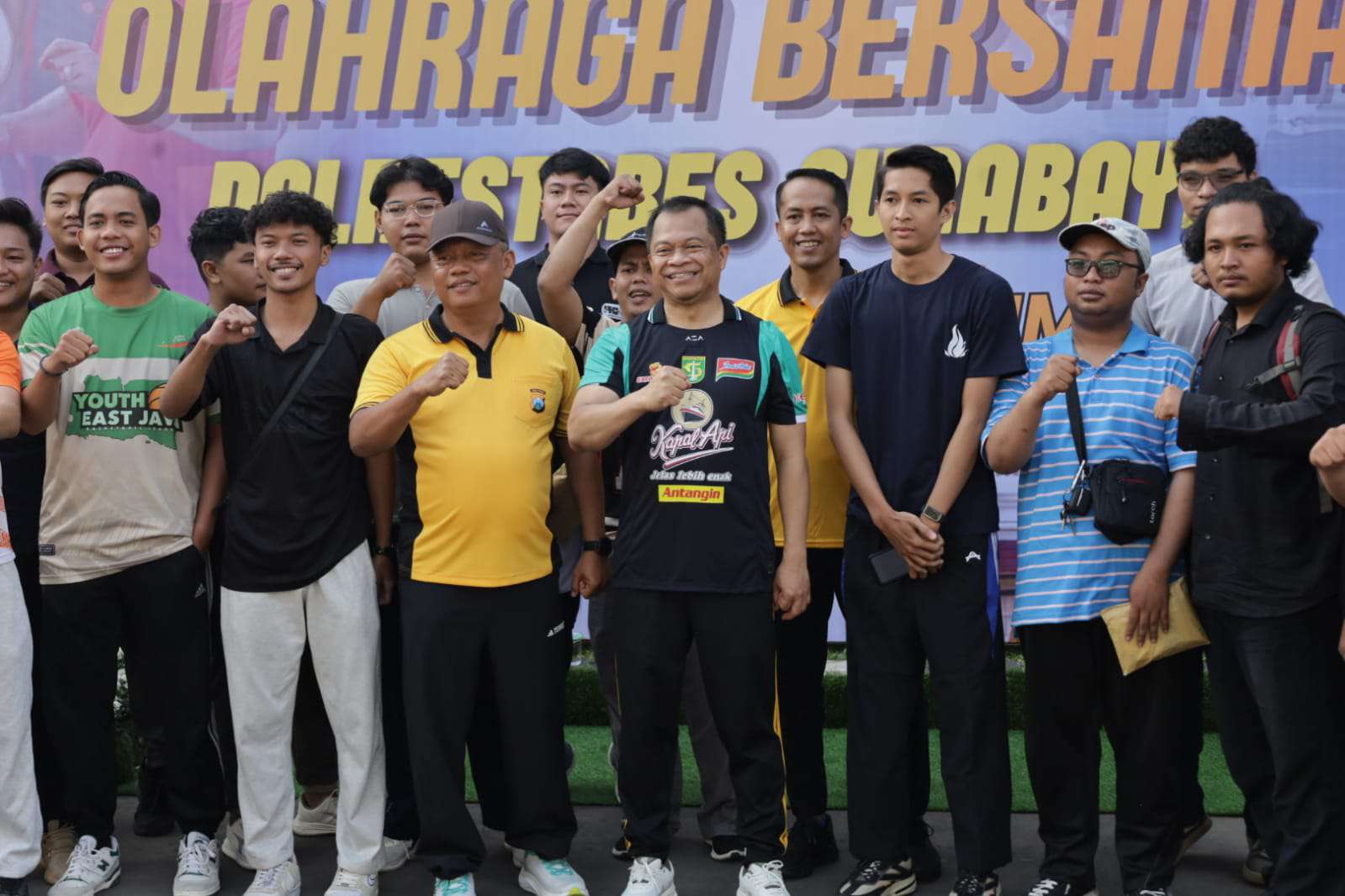 Foto: Kapolrestabes Surabaya Kombes Pol Luthfie Sulistiawan bersama ribuan warga mengikuti olahraga bersama dalam rangka Hari Bhayangkara ke-80 di Surabaya.