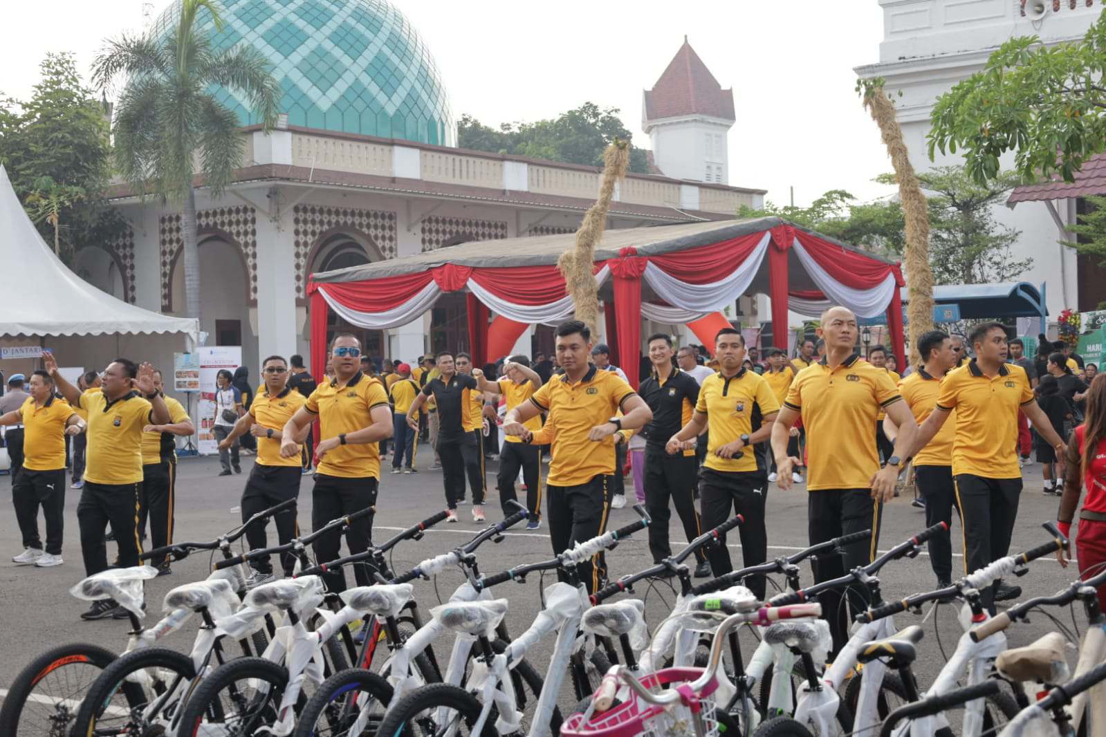Foto: Kapolrestabes Surabaya Kombes Pol Luthfie Sulistiawan bersama ribuan warga mengikuti olahraga bersama dalam rangka Hari Bhayangkara ke-80 di Surabaya.