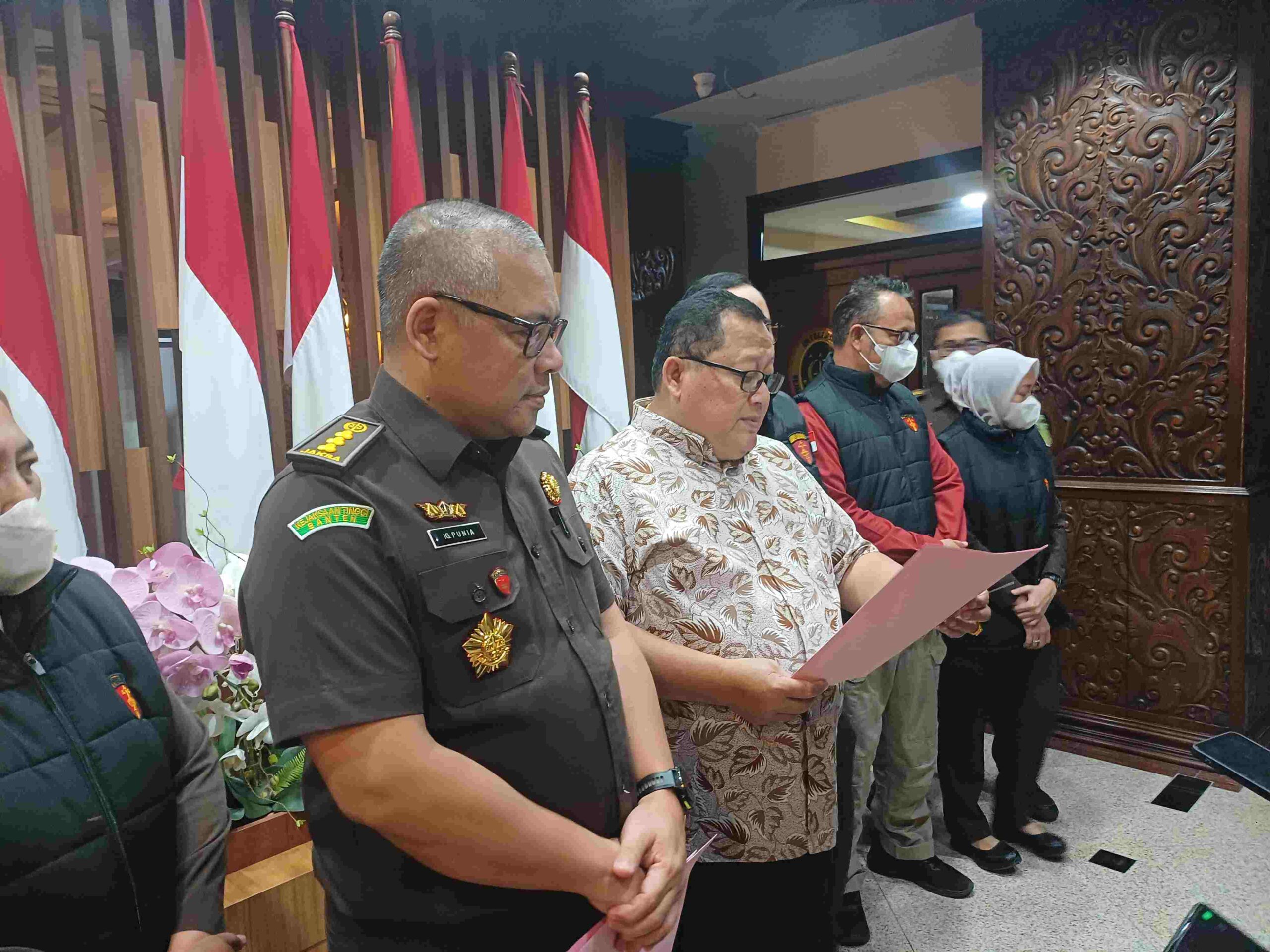 Foto: Petugas Kejati Jawa Timur mengumumkan penetapan tiga tersangka kasus dugaan korupsi penyaluran KUR Mikro BNI Cabang Jember yang merugikan negara hingga Rp12,59 miliar.