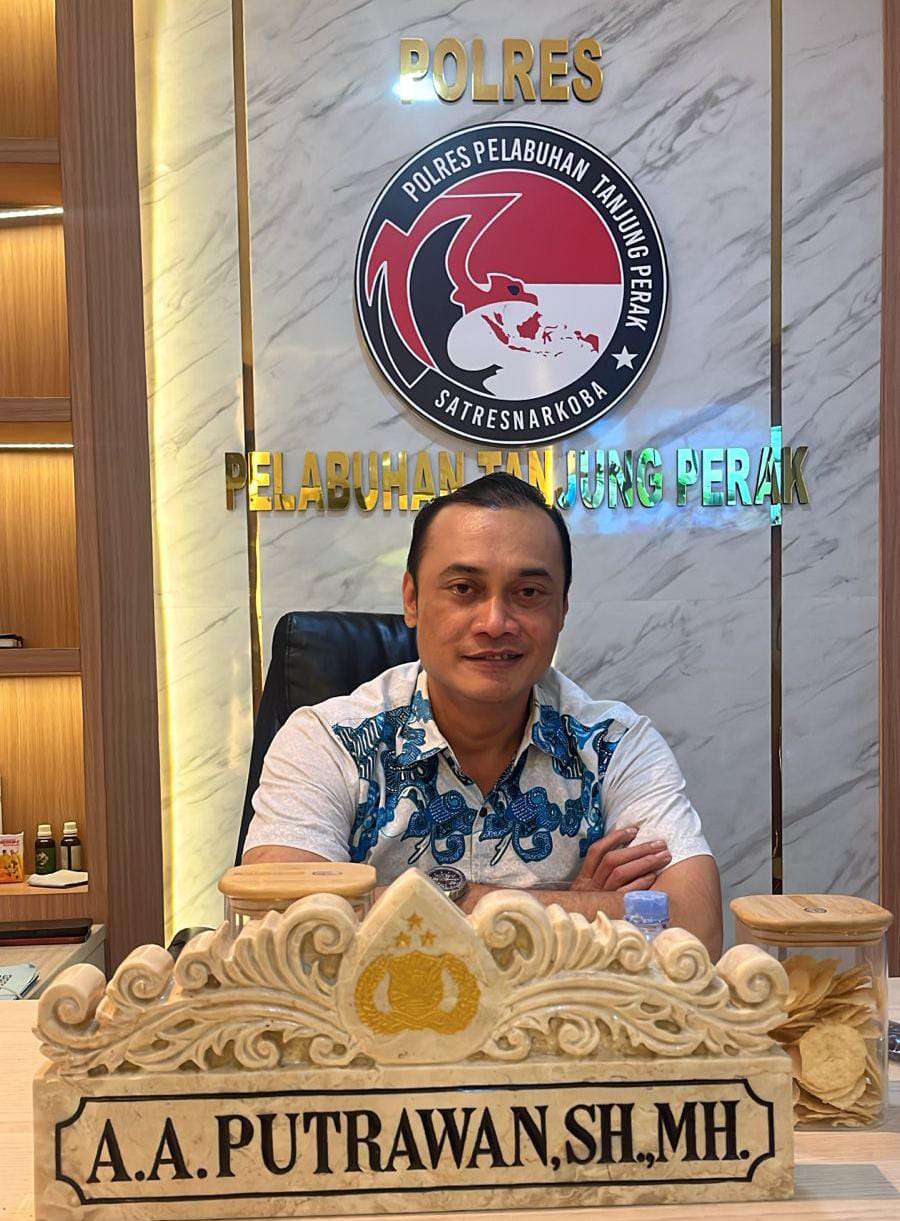 Foto: Kasat Resnarkoba Polres Pelabuhan Tanjung Perak AKP Adik Agus Putrawan memberikan klarifikasi terkait isu tangkap lepas dua tersangka narkoba di Surabaya.