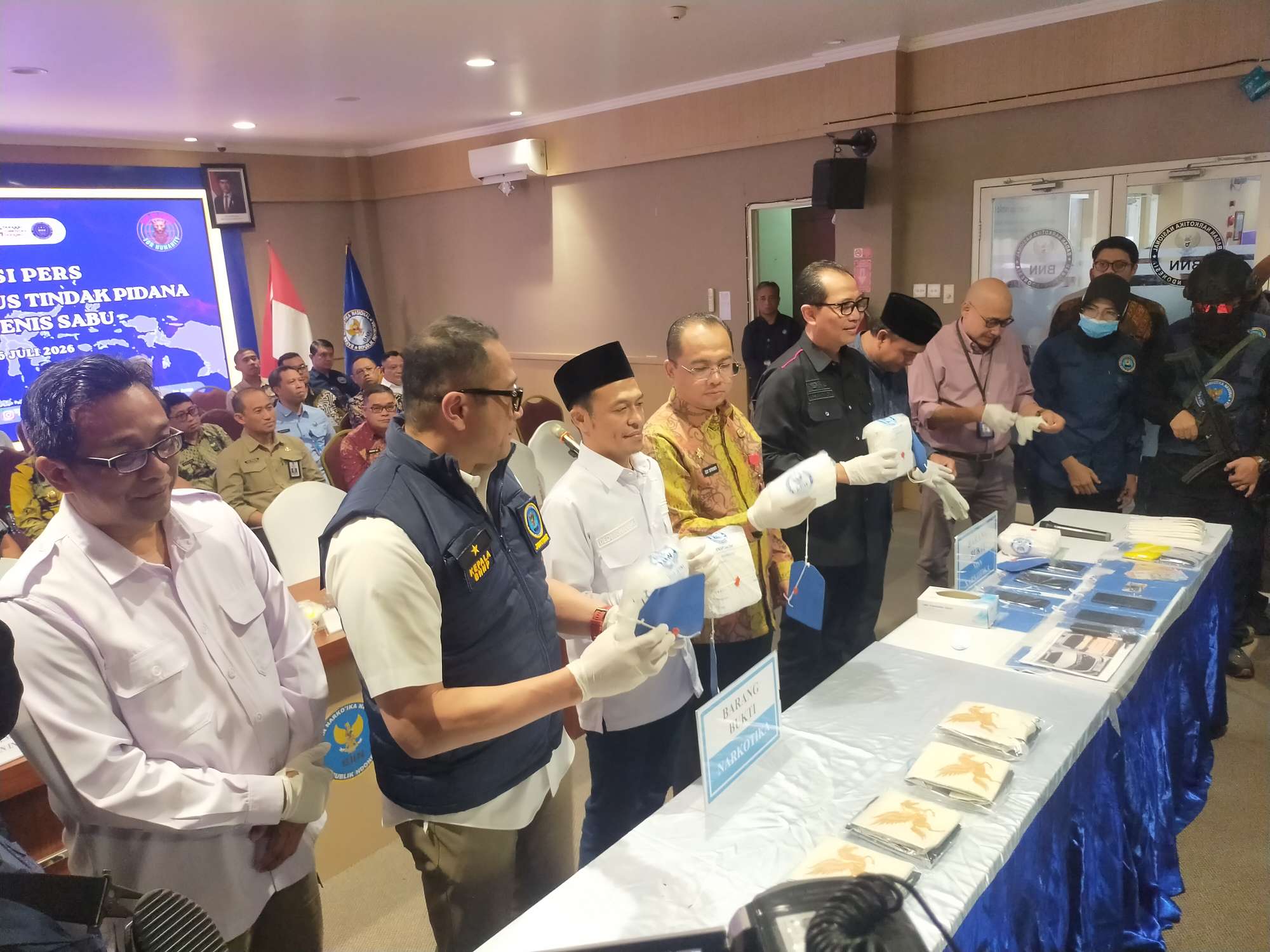 Foto: Kepala BNNP Jawa Timur Brigjen Pol. Budi Mulyanto menunjukkan barang bukti sabu seberat 5,44 kilogram dalam konferensi pers pengungkapan kasus narkotika di Surabaya.