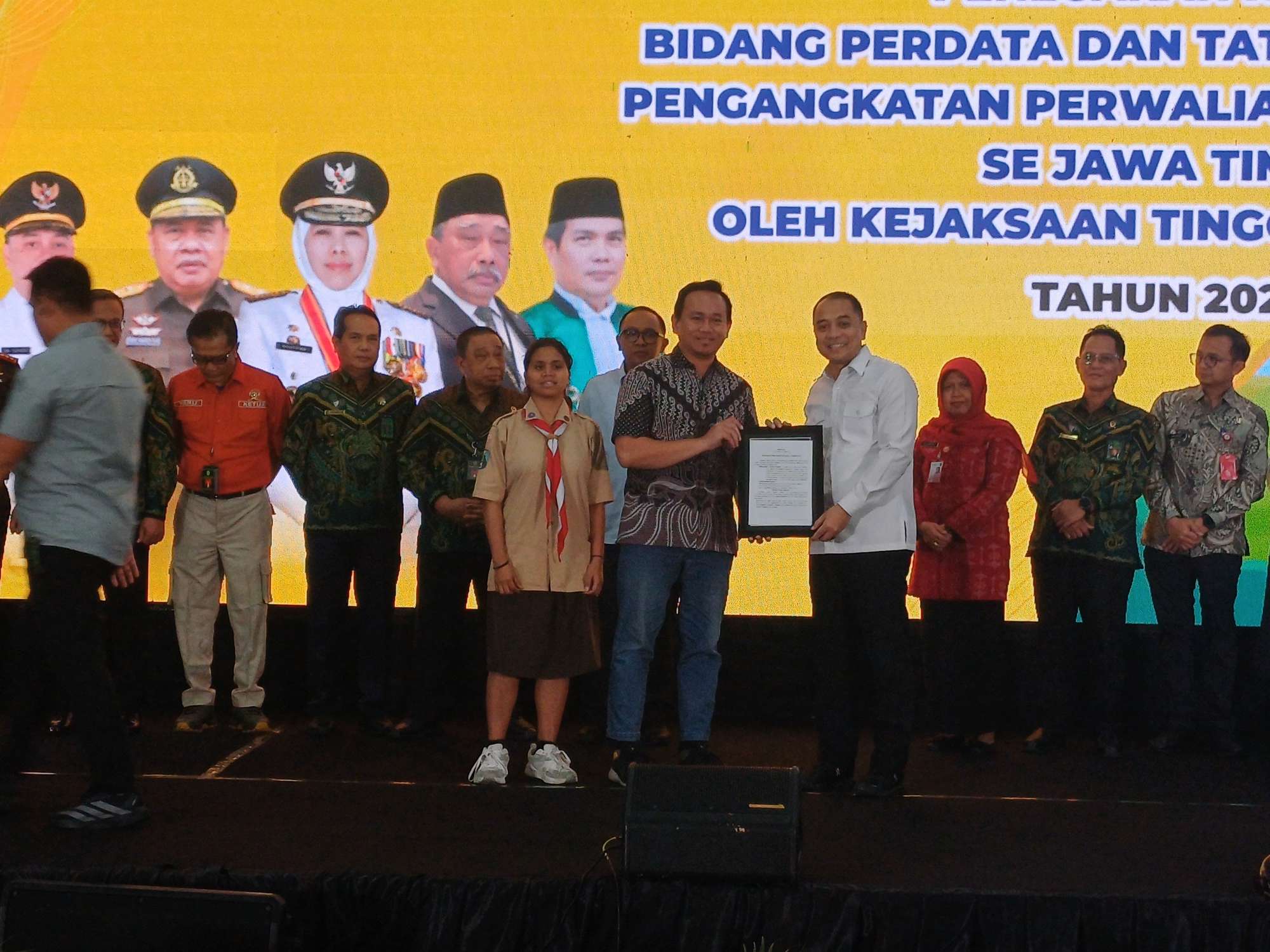 Foto: Penyerahan penetapan perwalian kepada 447 anak di Jawa Timur untuk menjamin akses pendidikan, layanan kesehatan, dan perlindungan hukum.