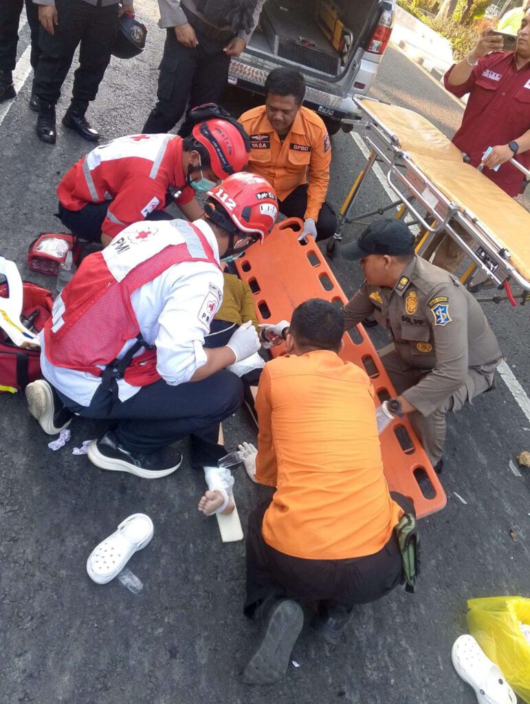 Kecelakaan di Diponegoro Surabaya, Pengendara Scoopy dan Penumpang Alami Luka Serius