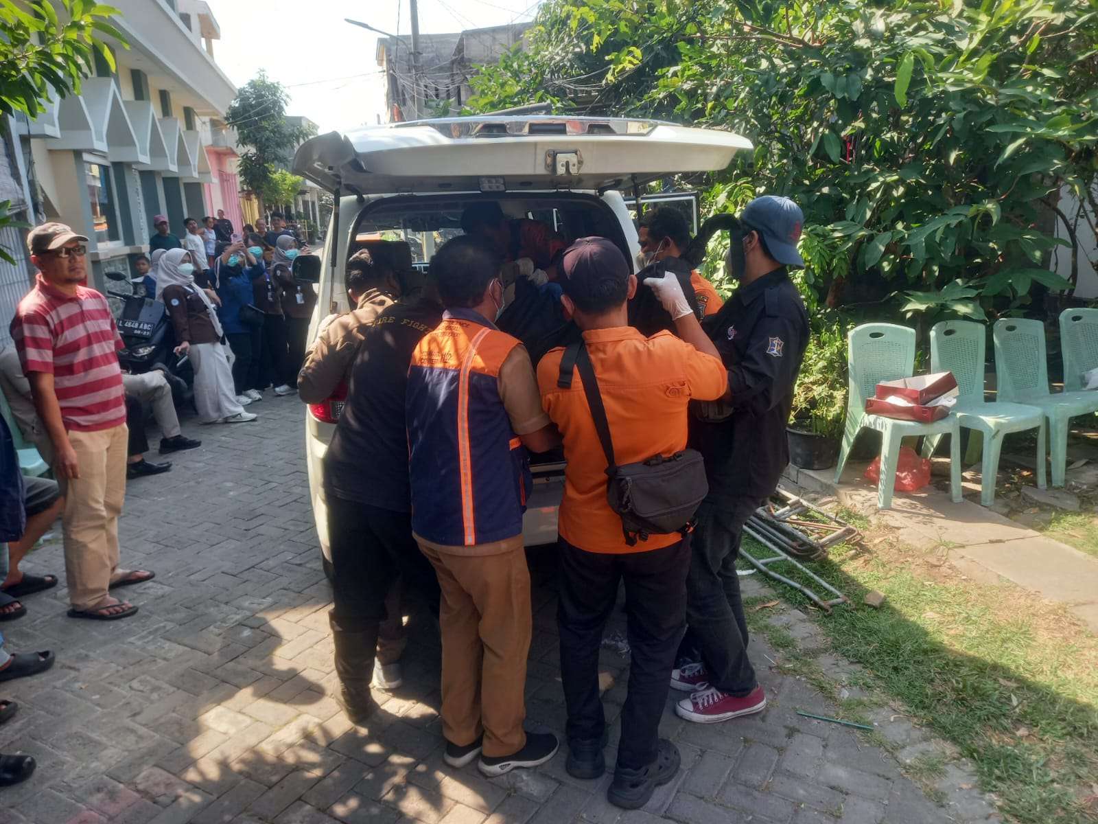Foto: Petugas BPBD, kepolisian, dan Tim Inafis melakukan penanganan penemuan jenazah seorang pria di kawasan Medokan Ayu, Rungkut, Surabaya