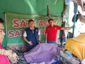 Ditemukan Meninggal di Pasar | Pria 58 Tahun Meninggal di Stand Pasar Pogot, Petugas Lakukan Evakuasi