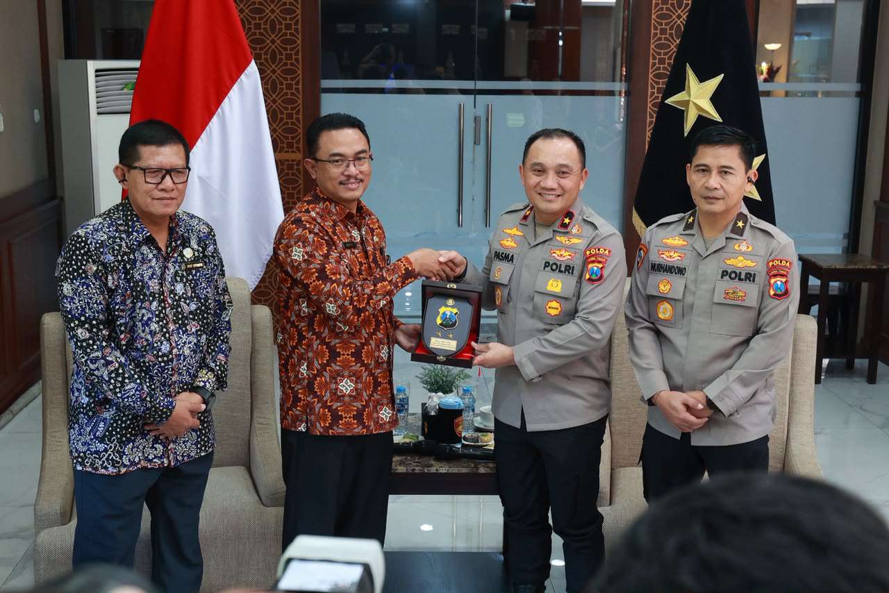 Foto: Wakapolda Jawa Timur Brigjen Pol. Pasma Royce bersama jajaran BKKBN Provinsi Jawa Timur saat audiensi membahas penguatan sinergi percepatan penurunan stunting dan pembangunan keluarga berkualitas di Mapolda Jatim.