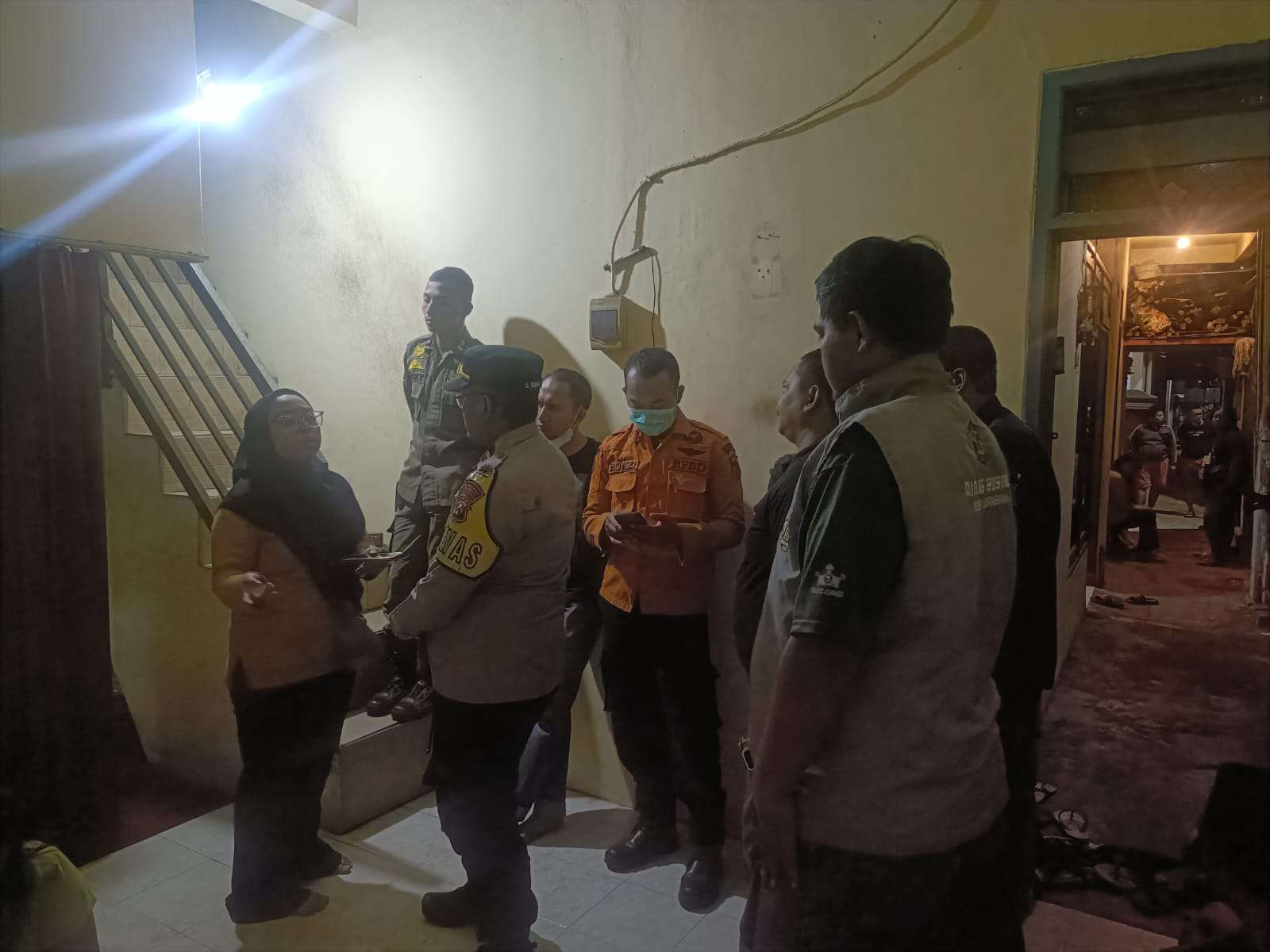 Foto: Petugas gabungan mengevakuasi jenazah seorang pria yang ditemukan meninggal dunia di rumahnya di kawasan Sawahan, Surabaya.
