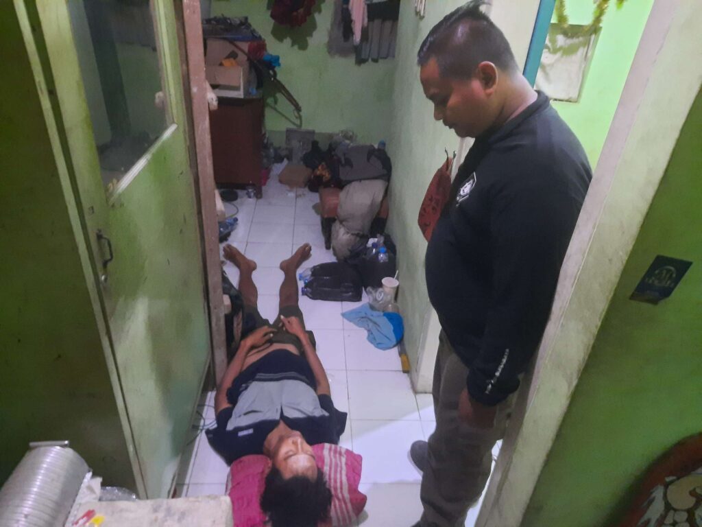 Malam Hari di Sawahan: Pria 27 Tahun Ditemukan Meninggal di Rumahnya, Jenazah Dievakuasi ke RSUD Dr. Soetomo