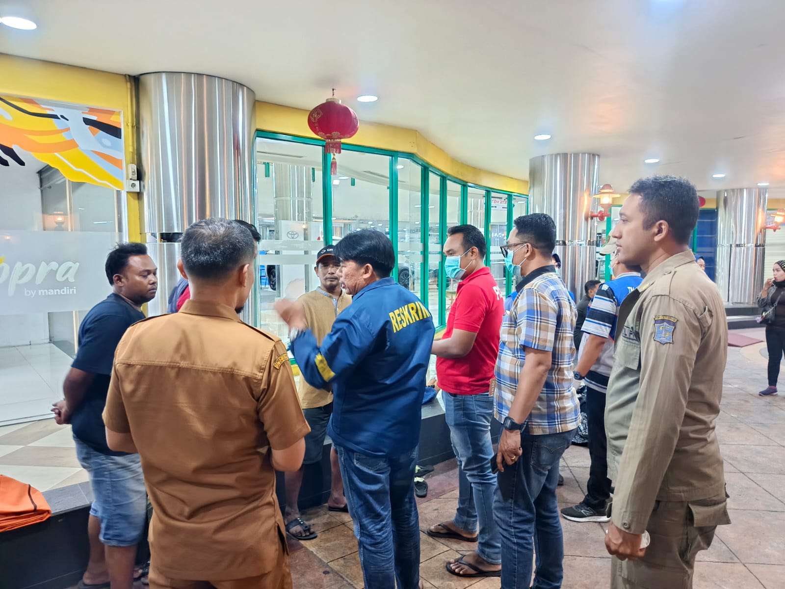 Foto: Petugas gabungan melakukan penanganan dan evakuasi jenazah di kawasan luar lobi Pasar Atom Mall Surabaya.
