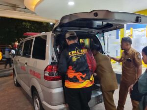 Perempuan 42 Tahun Ditemukan Meninggal di Luar Pasar Atom Surabaya, Jenazah Dievakuasi ke Rumah Duka