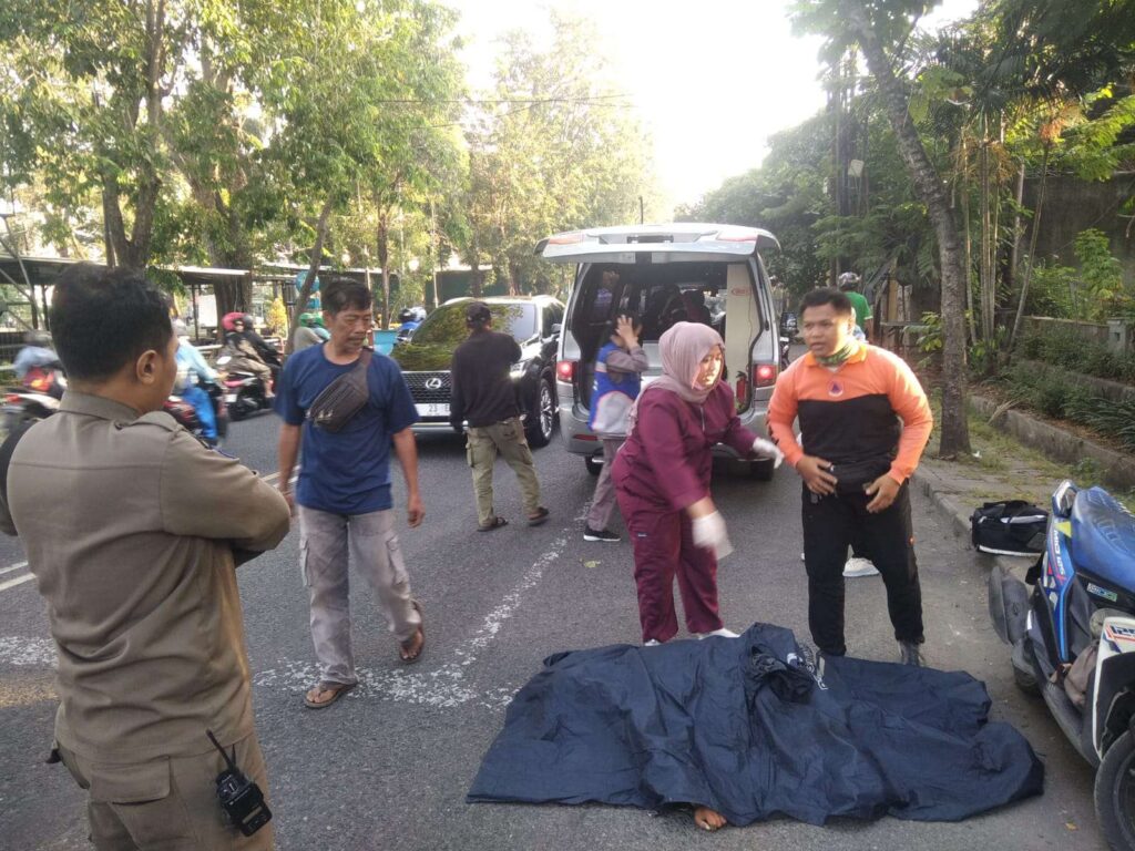 Laka Tunggal Pagi Hari: Pria 52 Tahun Meninggal Dunia usai Kecelakaan Tunggal di Jalan Ngagel Surabaya