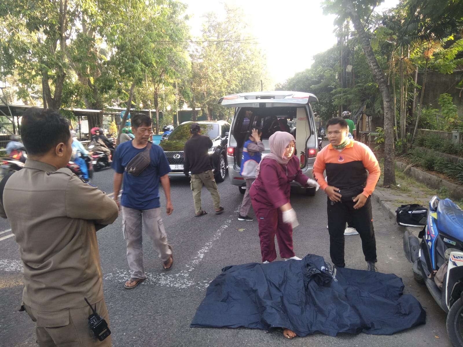 Foto: Petugas BPBD, TGC, dan kepolisian mengevakuasi korban kecelakaan tunggal di Jalan Ngagel Surabaya menuju RSUD Dr. Soetomo.