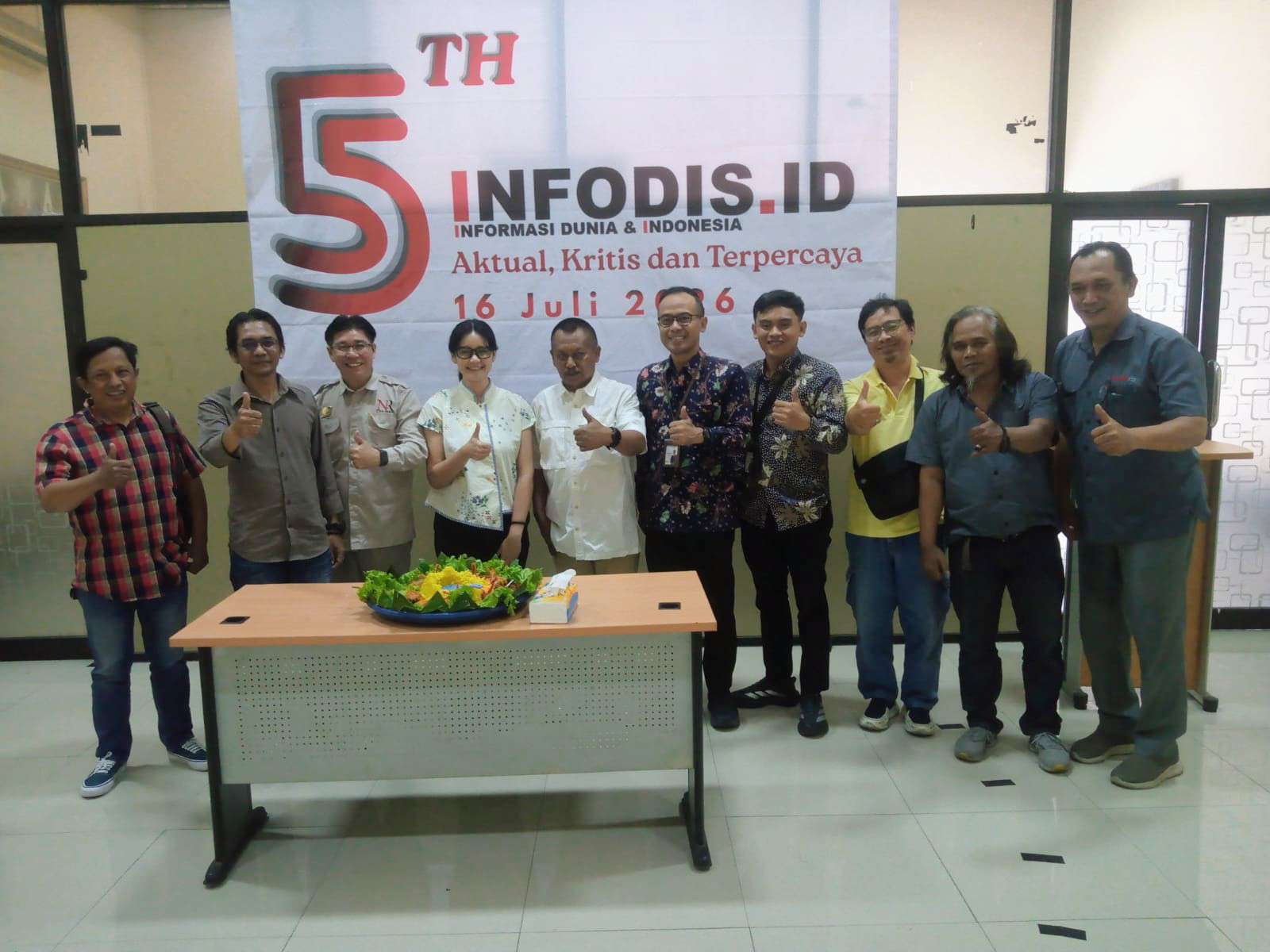 Foto: Ketua PWI Jawa Timur H. Lutfil Hakim memberikan sambutan pada tasyakuran HUT ke-5 Infodis di Aula Graha PWI Jawa Timur, Surabaya.