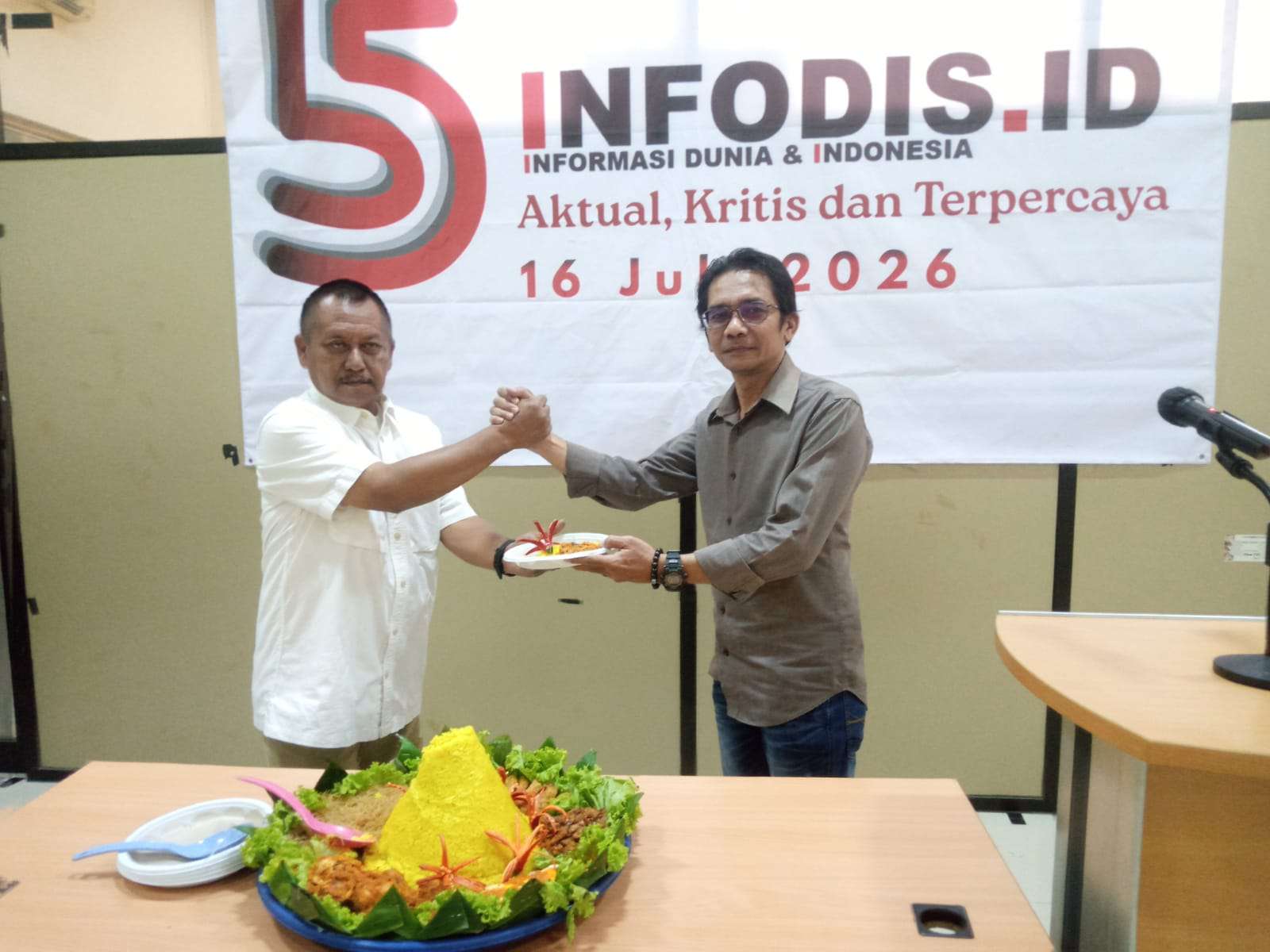 Foto: Ketua PWI Jawa Timur H. Lutfil Hakim memberikan sambutan pada tasyakuran HUT ke-5 Infodis di Aula Graha PWI Jawa Timur, Surabaya.